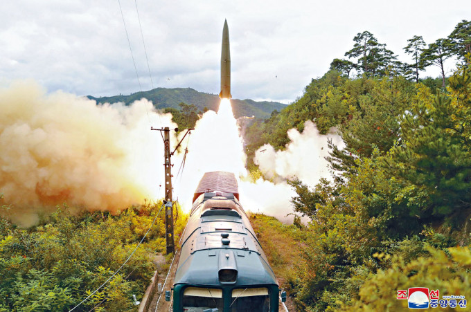 北韩军方周三成功试射由火车塔载的铁路机动导弹。