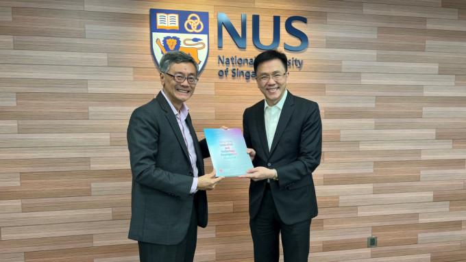 孫東（右）向新加坡國立大學校長陳永財教授（左）送贈《香港創新科技發展藍圖》。