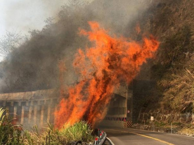 阿里山公路下方森林火災延燒超過30小時。圖：PTT八卦板fb