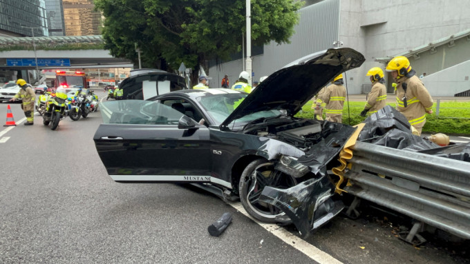 福特野馬跑車撞風琴欄，司機逃逸。楊偉亨攝