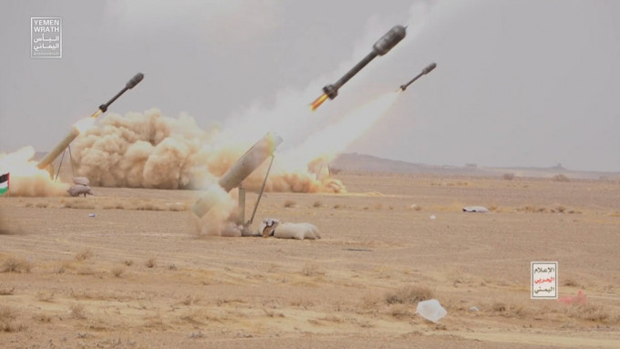 也门胡塞武装发射陆基巡航导弹，击中红海一艘油轮。图为胡塞武装今年9月进行导弹发射演习。路透社