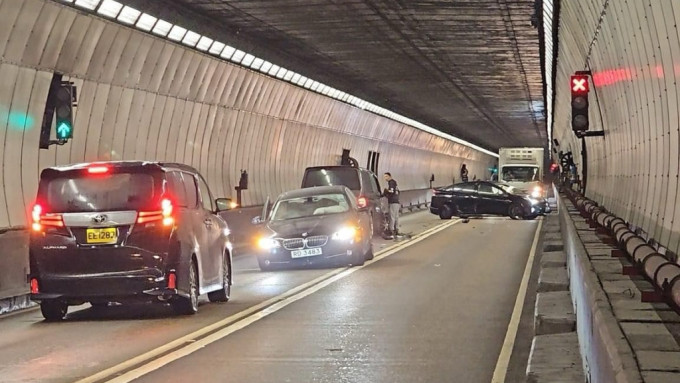 獅子山隧道發生4車相撞意外。網圖