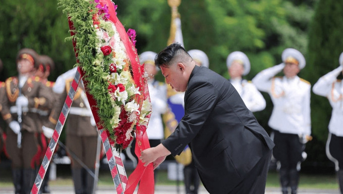 金正恩參謁中國人民志願軍烈士陵園。朝中社