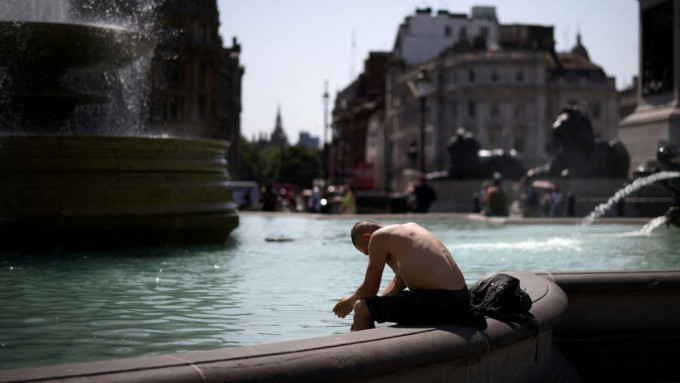 英国在高温下市民到水池降温。REUTERS