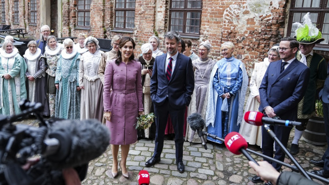 丹麦皇室成员出行时也不戴口罩。美联社图片