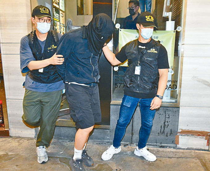 ■海关在弥敦道一写字楼拘捕洗黑钱集团成员，押走调查。
