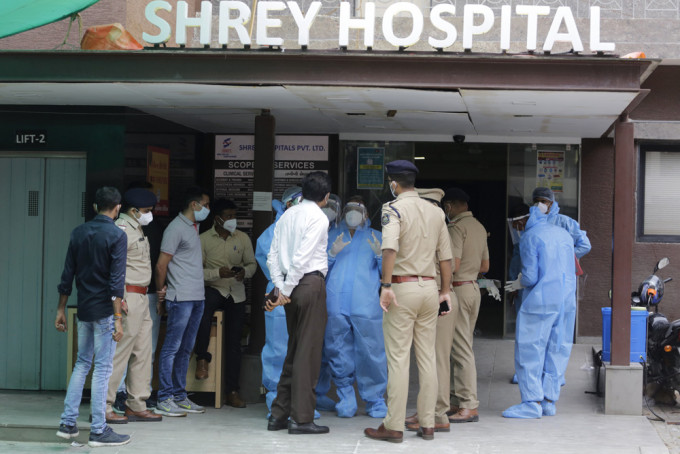 印度西部一間私營醫院發生火警，8名新型冠狀病毒患者死亡。 AP圖