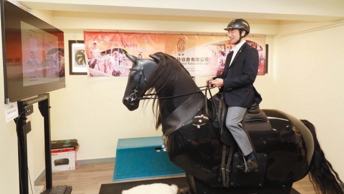 身兼香港傷健策騎協會會長的馬會主席利子厚親身試騎模擬馬匹。