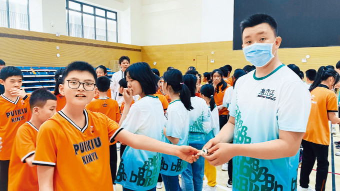 香港少訊會員到訪深圳香港培僑書院龍華信義學校，與該校學生一同上體育課。