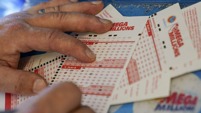 大批美国民众无惧热浪排队购买「大百万」彩票，希望一发横财。AP图片