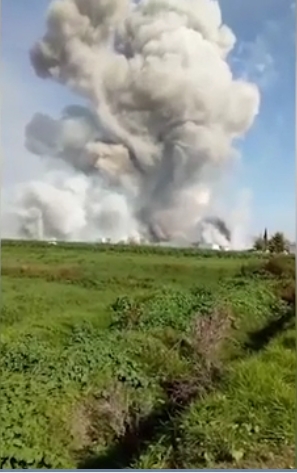 煙花工廠發生連環爆炸，現場大量濃煙直沖上天。（網圖）