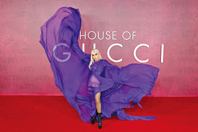 Gaga扬起紫色晚装，相当有气势。