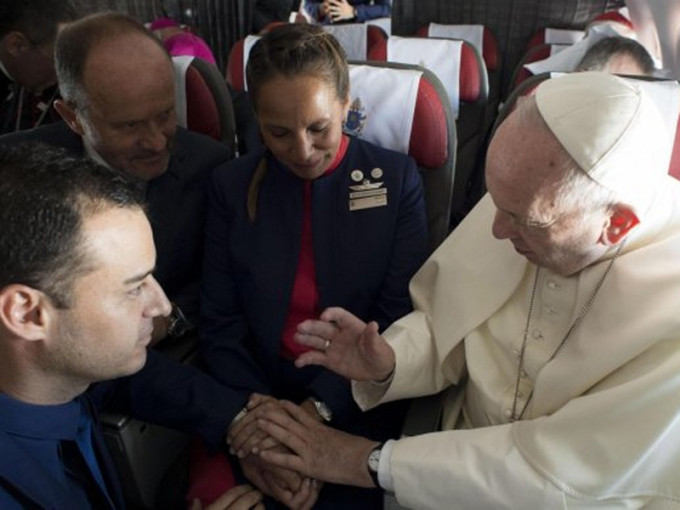 教宗历史性为两名机舱服务员主持婚礼。(网图)