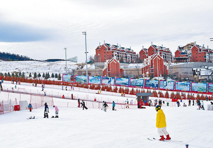 民众在崇礼富龙滑雪场乐享雪上运动。