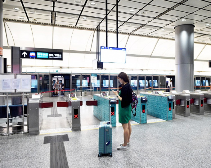 机场快綫由晚上7时起，只提供香港站至机场站来回服务，不停九龙站、青衣站、博览馆站。 资料图片
