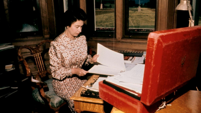 英女皇历来与神秘大红箱的合照。