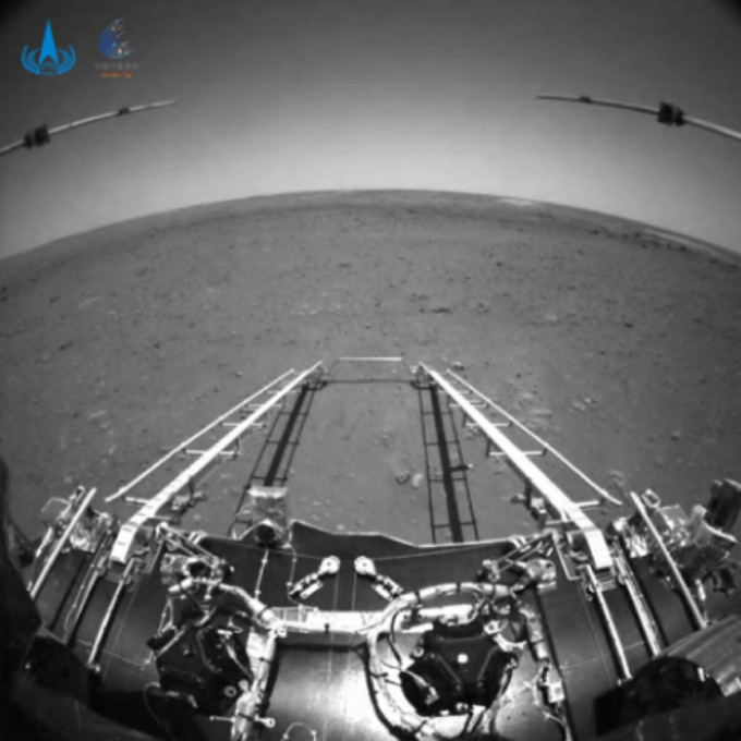 祝融號火星車傳回在火星拍得的影像。