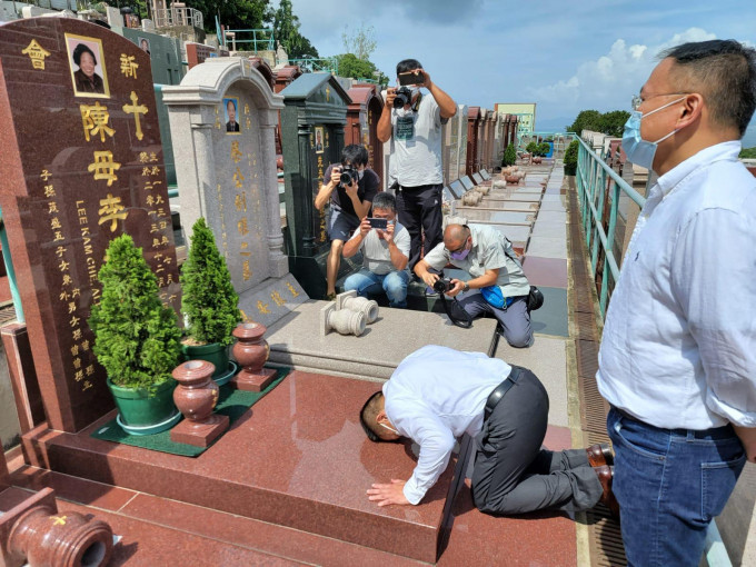 陈振聪在亡母坟前行三跪九叩之礼。