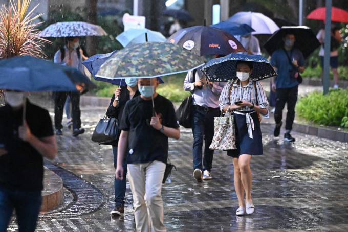 間中有狂風驟雨。