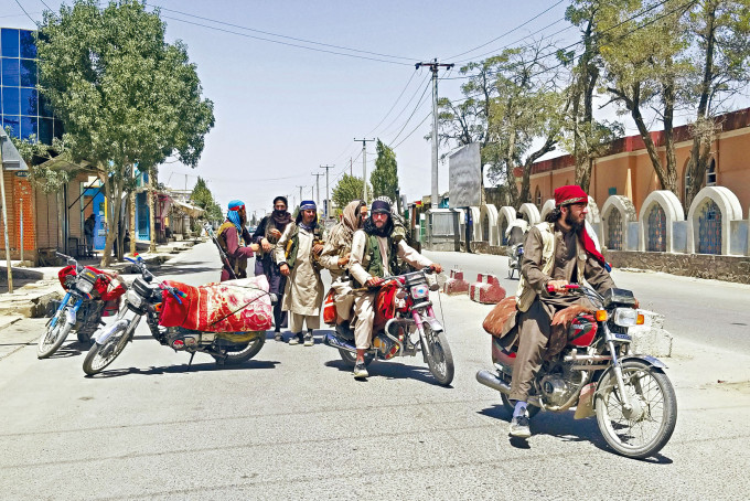 ■塔利班武裝分子周四騎電單車在阿富汗加茲尼市巡邏。