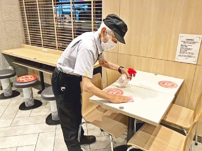 93岁的薮田义光是日本全国约2,900间麦当劳分店中年纪最大的店员。网上图片