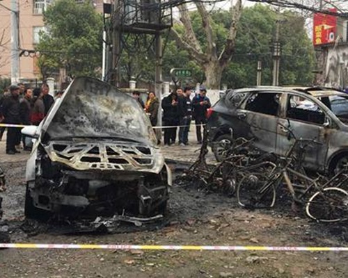多輛私家車和電動車被燒成空殼。