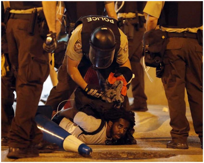 自上周五至今，最少有35人被捕。AP圖片