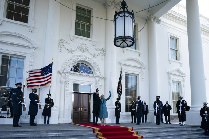 拜登和夫人前往白宮，是他首次以總統身份進入白宮。AP