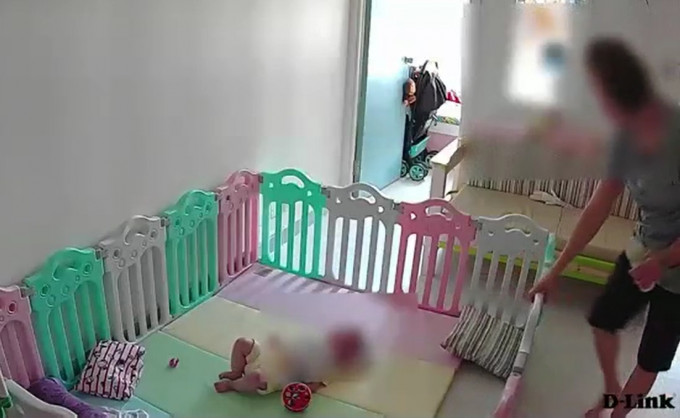 一名女子粗暴对待婴儿。影片截图