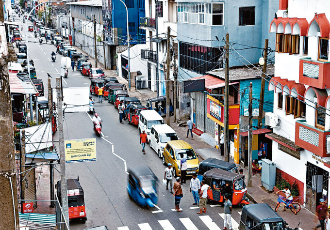 斯里兰卡的车主上周五在首都科伦坡排长龙入油。