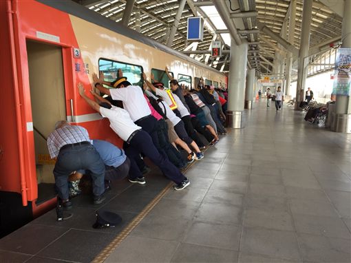 台灣一名女子卡在火車月台空隙，職員乘客齊心抬列車營救。網上圖片