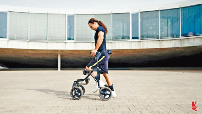 在脊椎植入「電極」恢復行走能力的羅卡蒂，在瑞士洛桑大學醫院步行。　