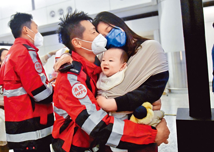 特區救援隊從土耳其返港，隊員劉文發與妻兒相擁，喜極而泣。