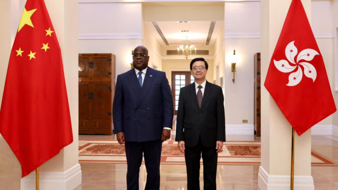 行政长官李家超（左）在礼宾府与到访的刚果民主共和国总统费利克斯·安托万·齐塞克迪·奇隆博（Félix-Antoine Tshisekedi Tshilombo，右）会面。