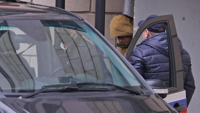 格斯科维奇（Evan Gershkovich）离开莫斯科的法庭，被带上一辆黑色车。 路透社