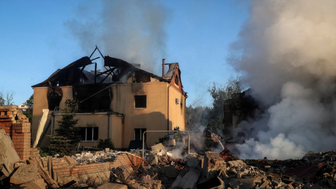 烏克蘭哈爾科夫消防員在俄羅斯導彈襲擊現場救援。路透社
