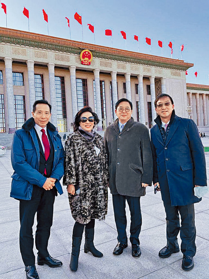 林健鋒（右二）與其他委員在北京留影。