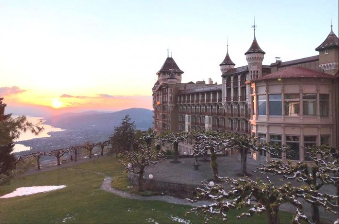 瑞士酒店管理大學（SHMS）Caux校區，前身是一所逾百年歷史的五星級酒店CAUX-PALACE，設施與規模均屬世界一流。