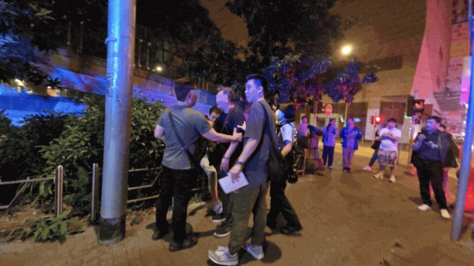 多名中年汉昨晚在旺角街头争执，其后更互殴，惊动警方到场。