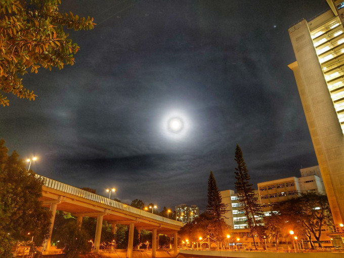 市民Gluk Luk 沙田拍摄月华、月晕、幻月。天文台FB