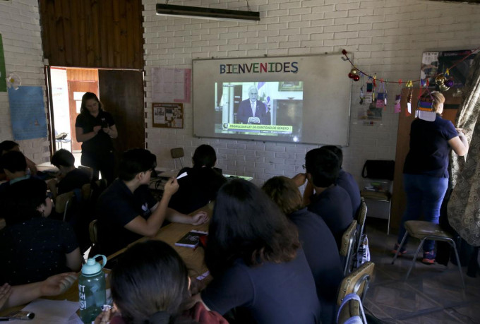 學生收看總統波涅拉就新法令發表演說。美聯社
