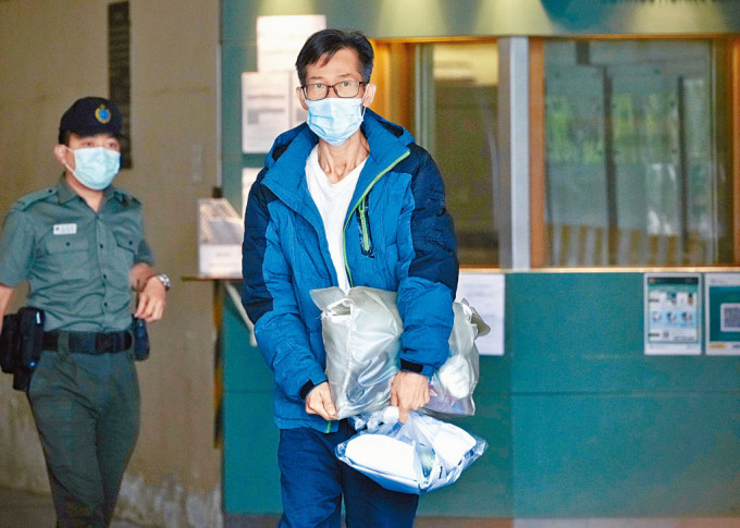 被告郭偉賢還押監房兩年半後，昨午終重獲自由。