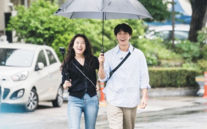 韓孝珠與李昇基雨中重逢好開心。
