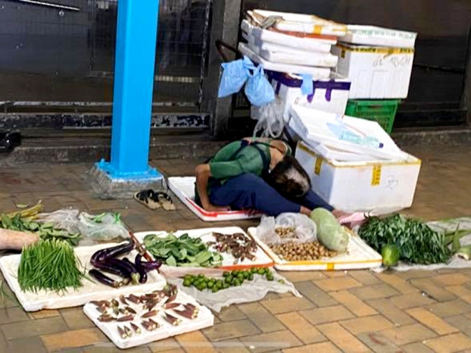 婆婆凌晨擺地攤賣菜席地而睡，港男感心酸。Mei Foo 美孚FB圖片
