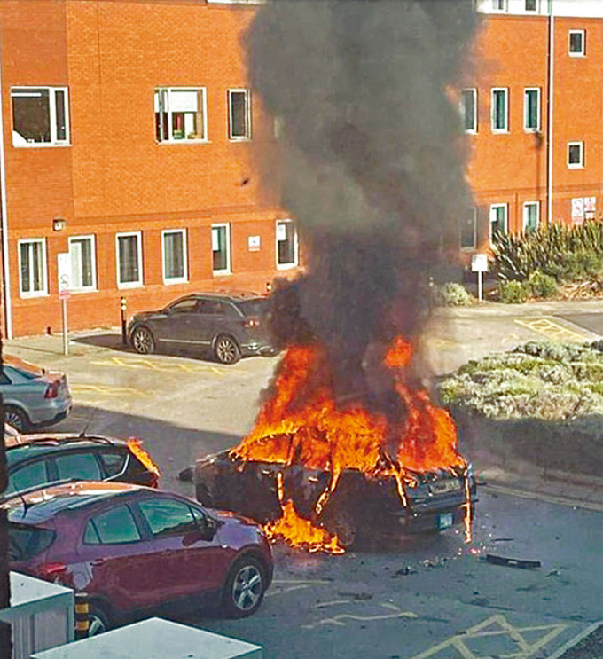 的士在利物浦妇女医院外爆炸后，全车着火。