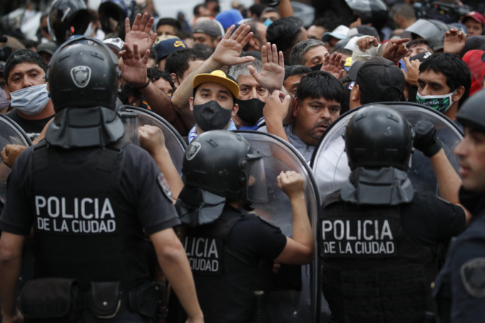 瞻仰馬勒當拿靈柩爆衝突，阿根廷警察向人群發射催淚彈。ap圖