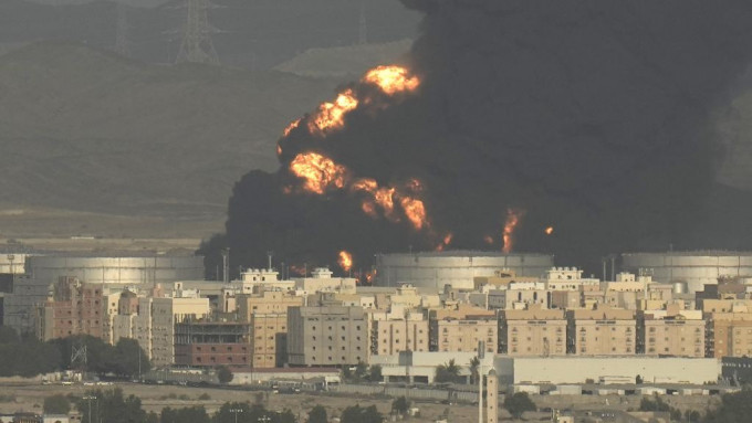 沙特阿拉伯儲油設施遭到飛彈攻擊。AP