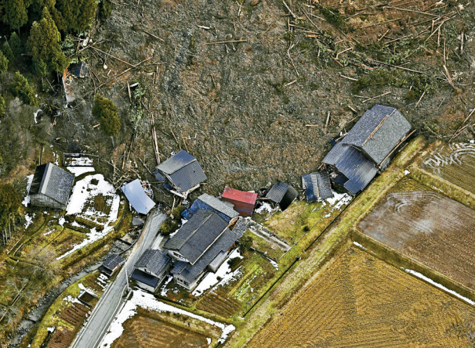 能登半岛地震引发山泥倾泻，轮岛市有房屋被毁。