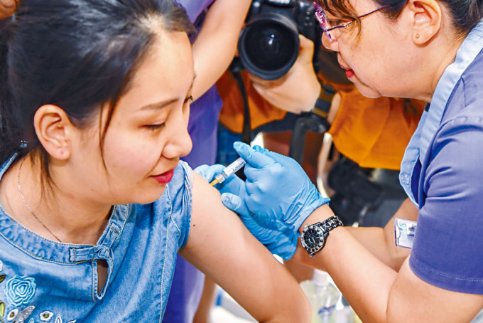 一名北京女士在接种HPV九价疫苗。