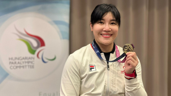 余翠怡在匈牙利站刺下重劍金牌。 香港傷殘人士體育協會圖片